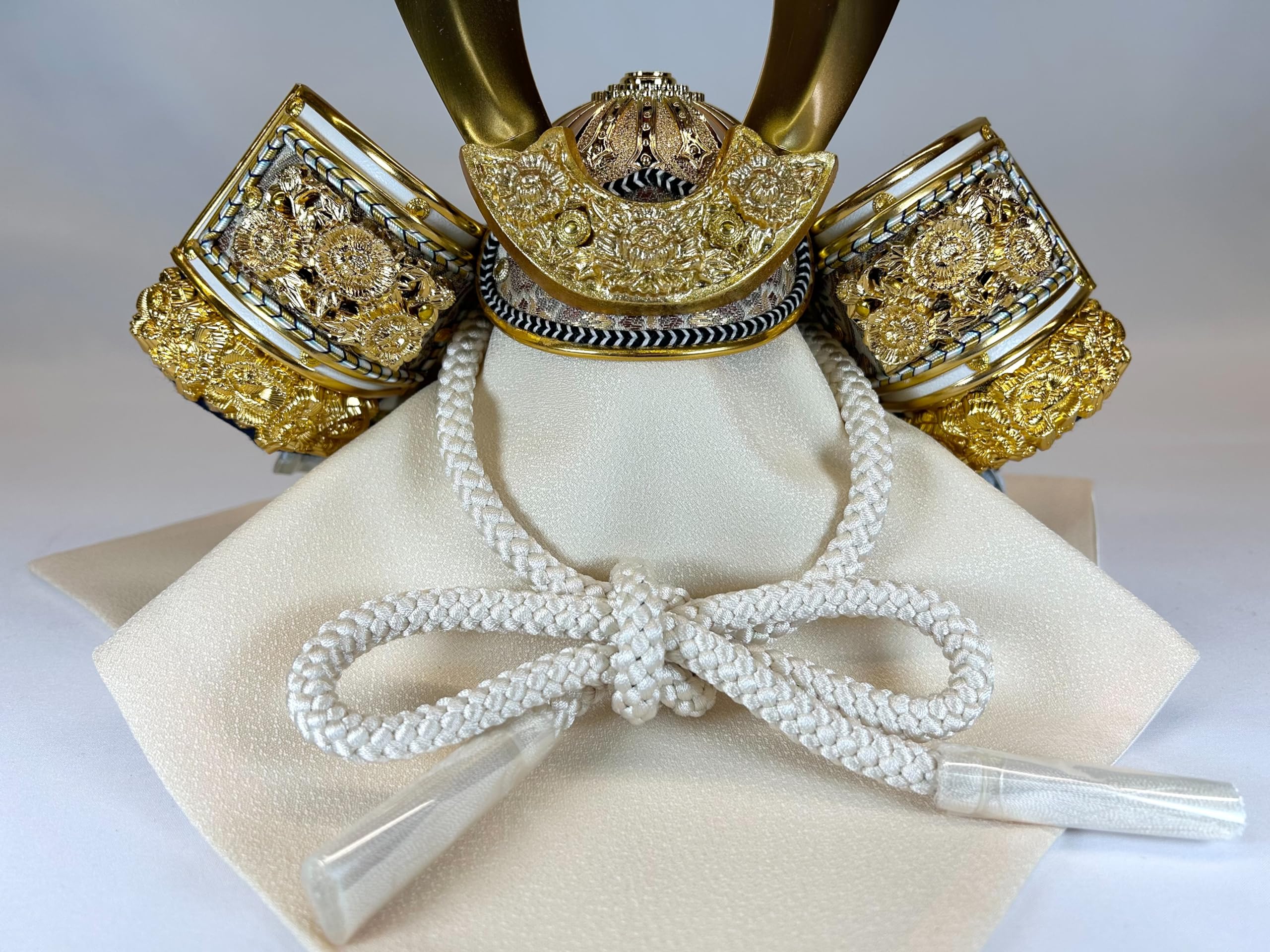 五月人形 兜 S802 金彩レッド 屏風 309 飾り台 32 白木 兜セット Amazon | 五月人形 兜 S802 兜 三曲一双 金彩レッド 屏風 単品